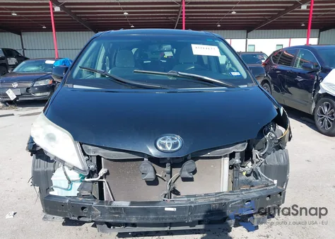 2015 Toyota Sienna Le 8 Passenger z USA, uszkodzony, nr VIN 5TDKK3DC0FS613377